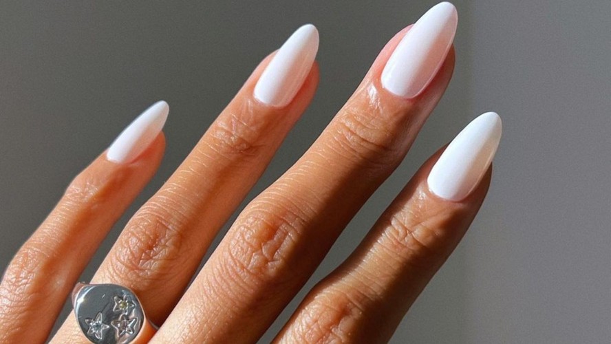 Unhas brancas podem ser neutras, mas isso não significa que elas precisam ser entediantes