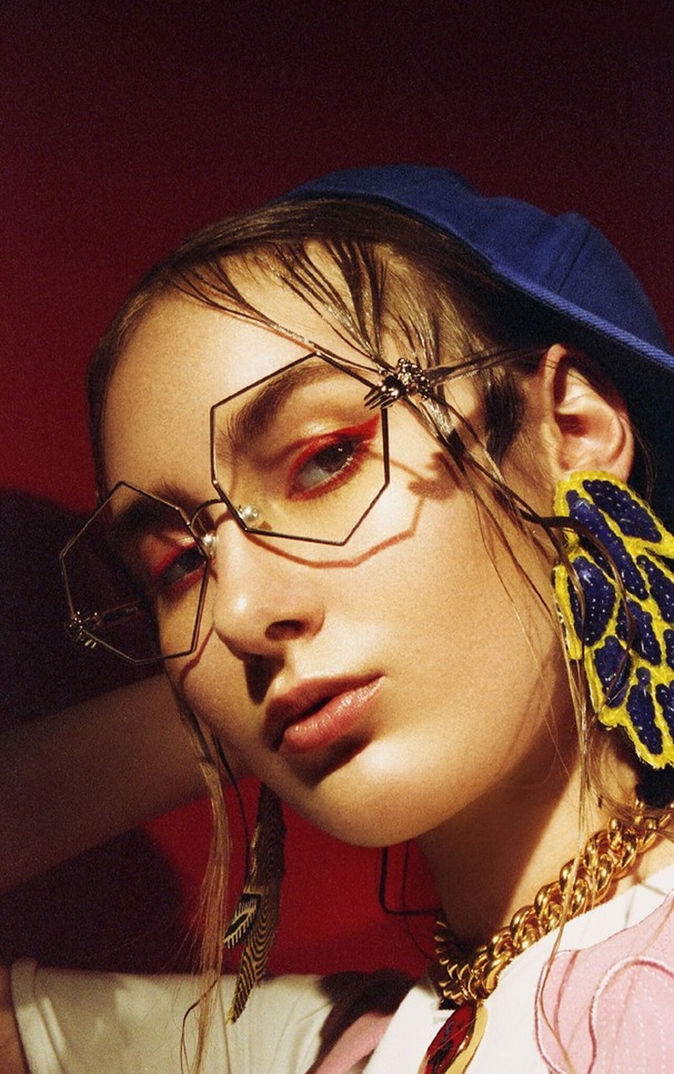 Colar, Peech; vestido, Elena Burba; botas, Elena Burba; óculos Percy Lau; brincos, GMG; boné, Riccardo Comi.  (Foto: Louis Philippe de Gagoue) — Foto: Glamour