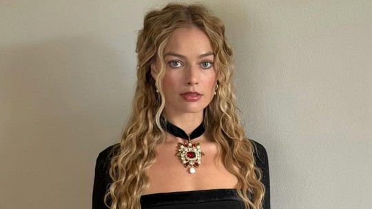 Margot Robbie se transforma em 'Barbie gótica' para promover 'O Morro dos Ventos Uivantes'