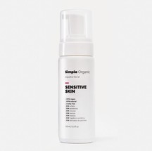 Espuma de limpeza facial Sensitive Skin, da Simple Organic, por R$ 85