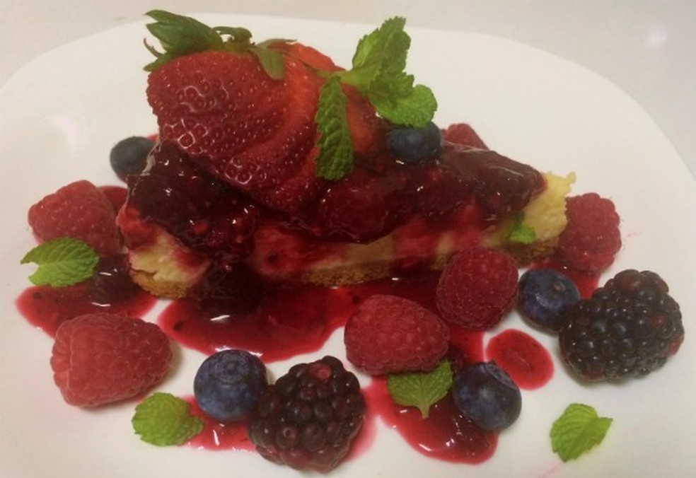 Cheesecake com calda de frutas vermelhas (Foto: Divulgação) — Foto: Glamour