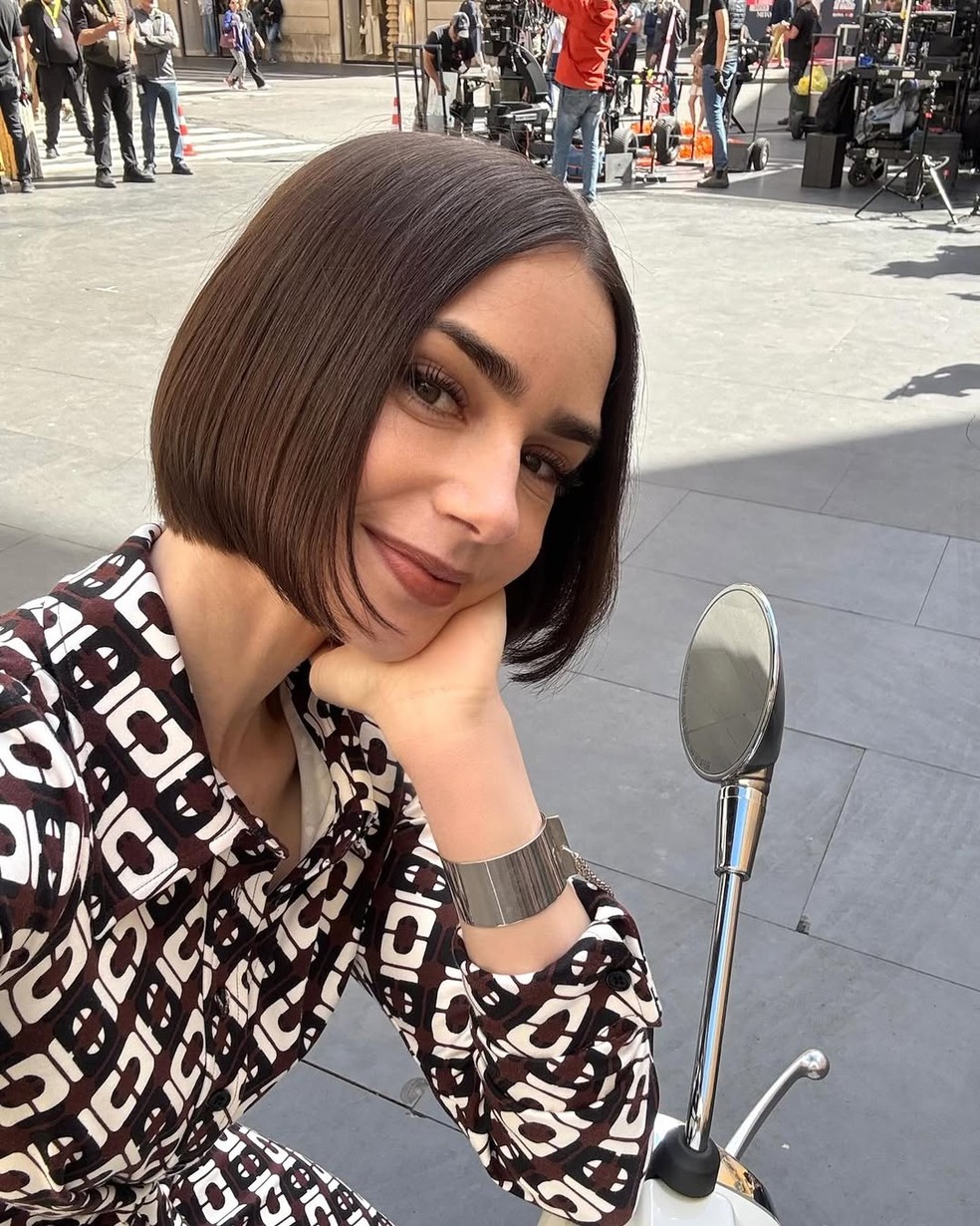  — Foto: Reprodução/Instagram/@emilyinparis/@lilyjcollins
