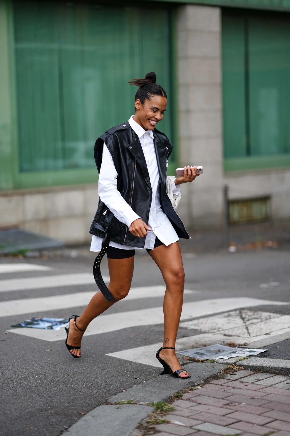 Do casual à noite: como usar biker shorts com tudo — Foto: Getty Images