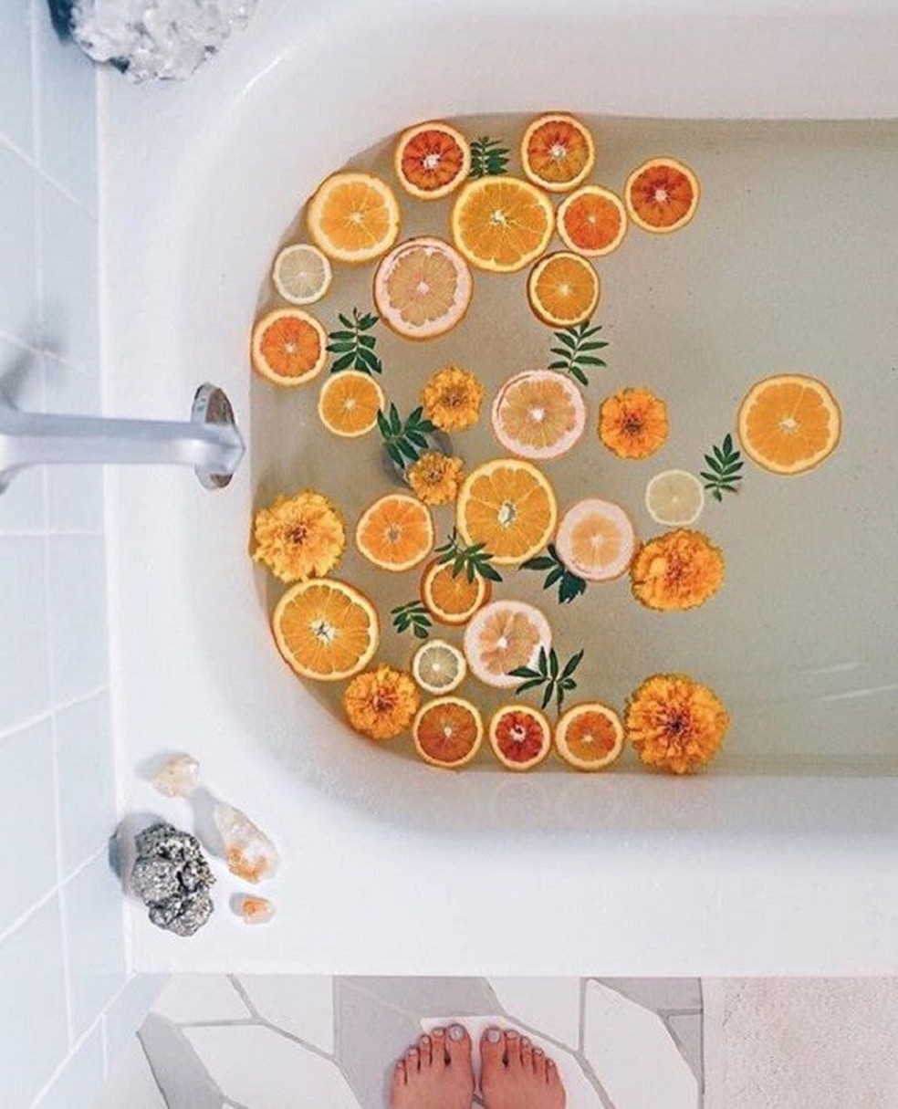 Leve frutas (real-oficial) para aromatizar a água da banheira e crie um SPA particular (Foto: Reprodução/Pinterest) — Foto: Glamour