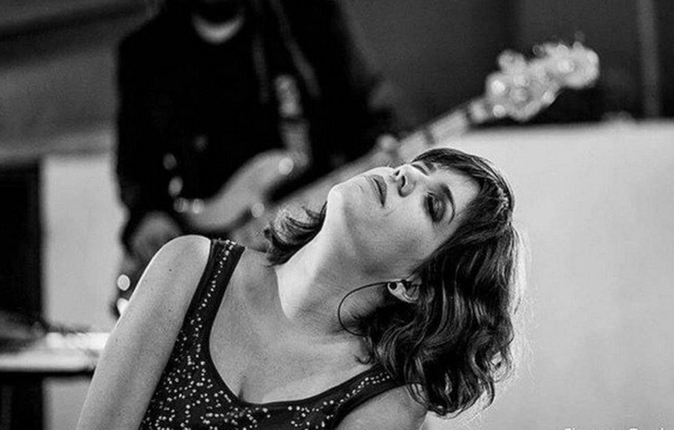 Cantora Julia Branco (Foto: Florence Zyad / Reprodução Instagram) — Foto: Glamour