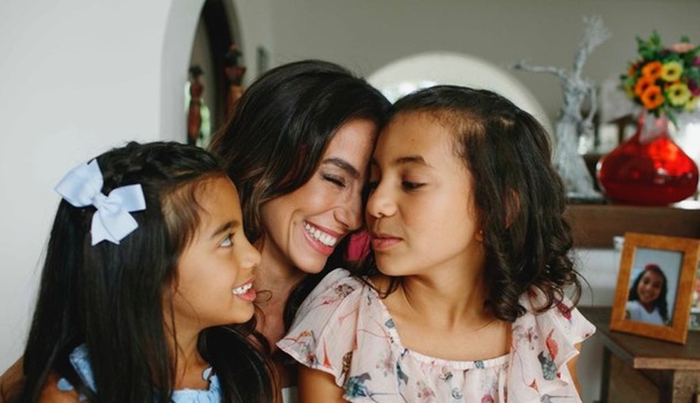 A atriz Tania Khalill e suas filhas, Isabela (9) e Laura (5) (Foto: Divulgação) — Foto: Glamour