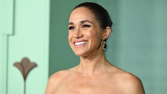 Meghan Markle aposta em visual clássico para gala beneficente