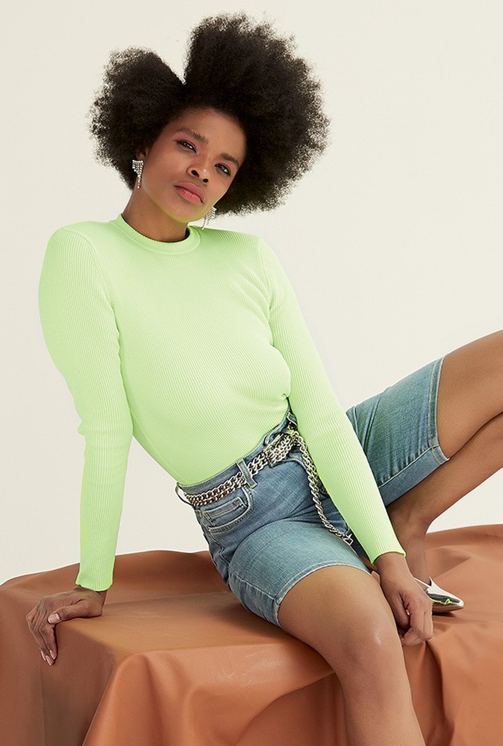 Blusa, R$ 149, Zara; bermuda, R$ 140, Forever 21. Brincos, Marisa Clermann; cinto, R$ 1.198, Bo.Bô; sapatos, R$ 290, Morena Rosa  — Foto: Glamour