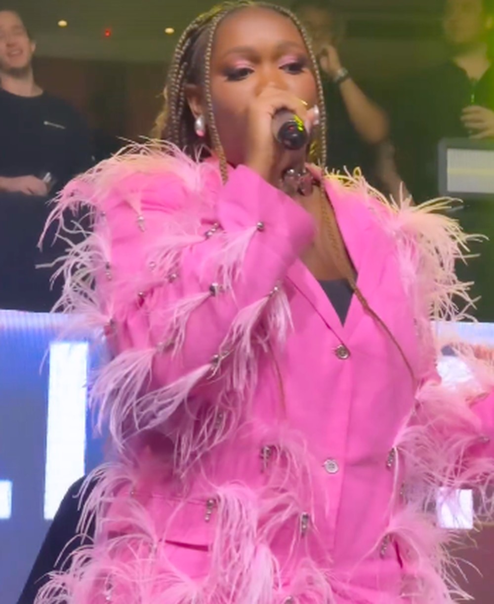 Raquele Cardozo solta a voz na festa do BBB24 e avisa: 'A música requer ...