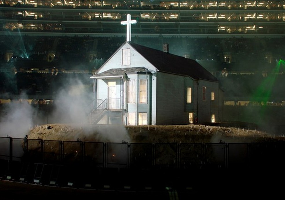 Réplica da casa de Kanye West construída para a apresentação de Donda (Foto: Divulgação / Apple Music) — Foto: Glamour