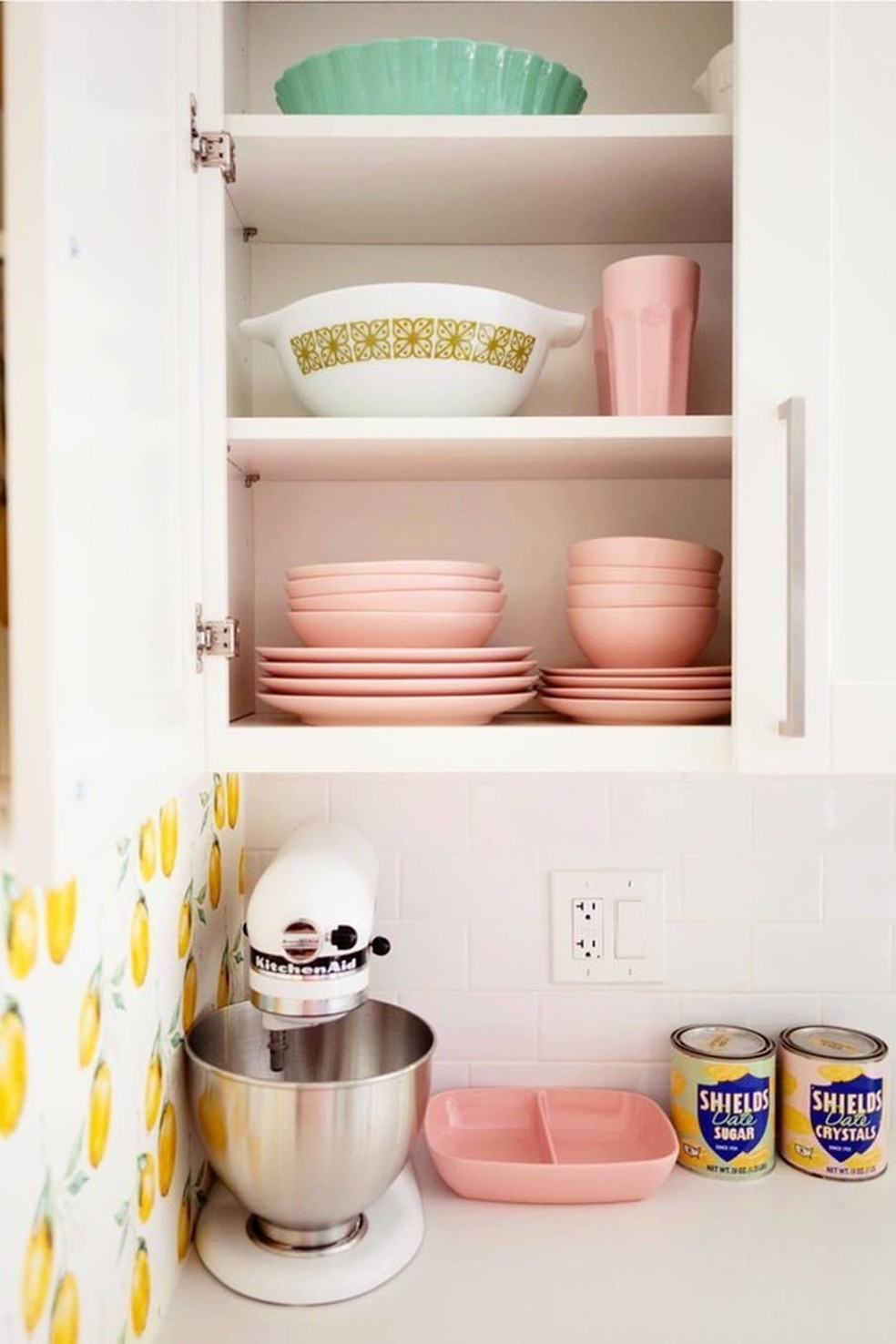 Na cozinha (Foto: Instagram @abeautifulmess) — Foto: Glamour