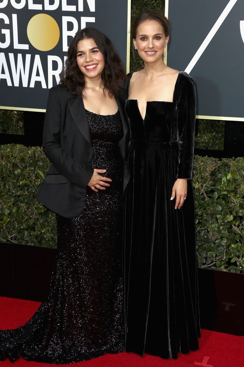 As atrizes America Ferrera e Natalie Portman (Foto: Frederick M. Brown/Getty Images) — Foto: Glamour