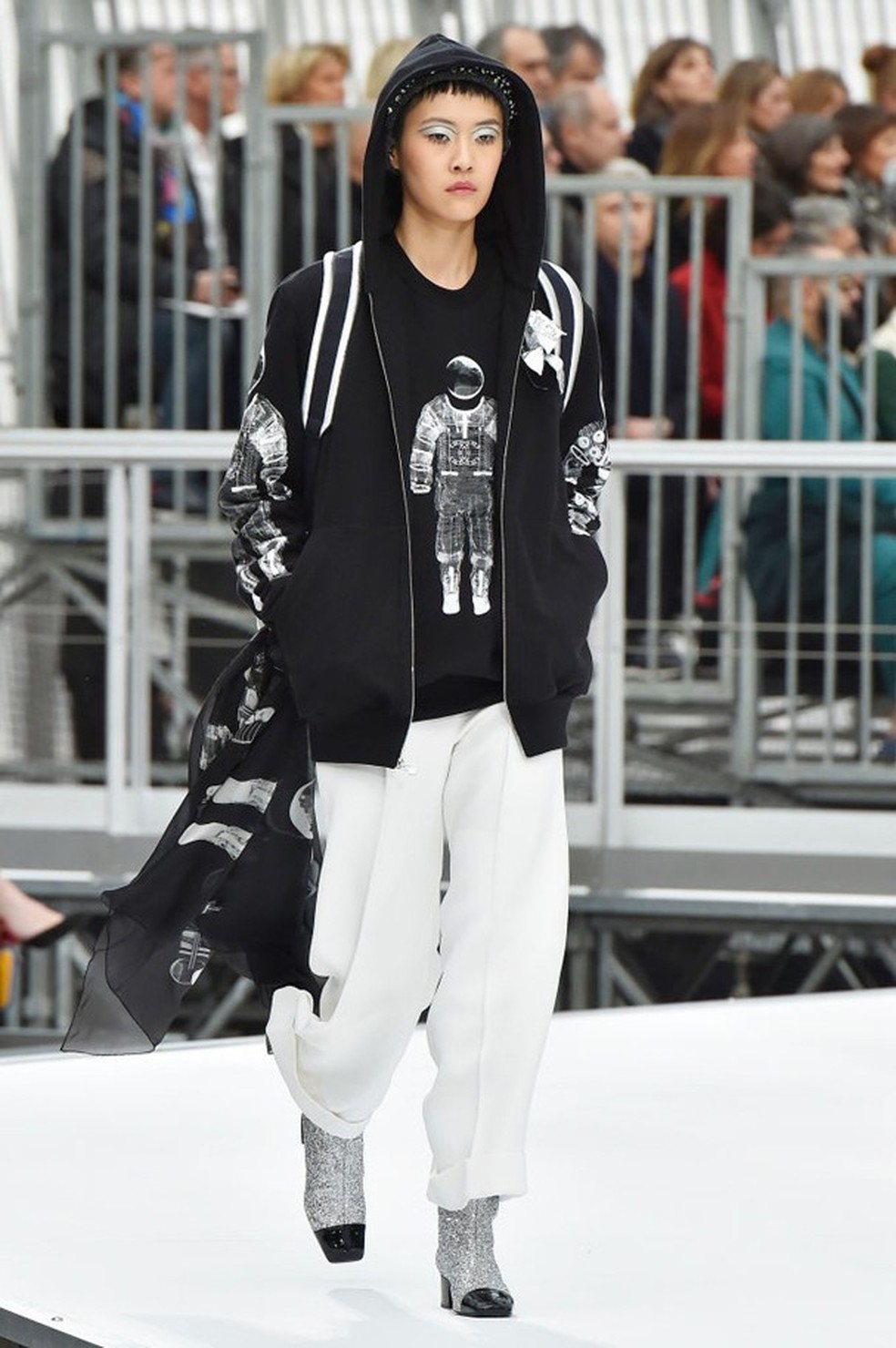 Moletons de capuz no desfile da Chanel (Foto: Getty Images) — Foto: Glamour