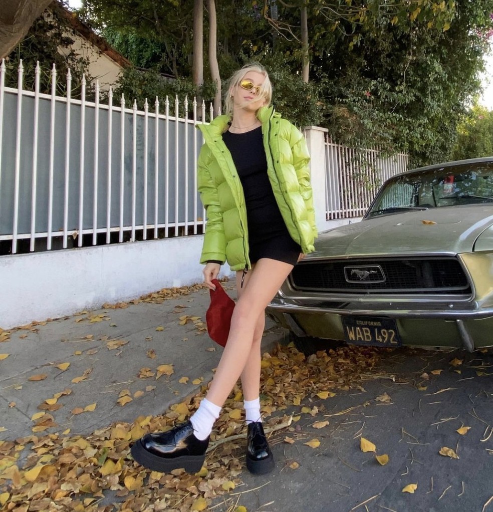 Uma das maiores youtubers do mundo, Emma Chamberlain sempre aposta em meias como acessórios de suas produções (Foto: Reprodução/Instagram @emmachamberlein ) — Foto: Glamour