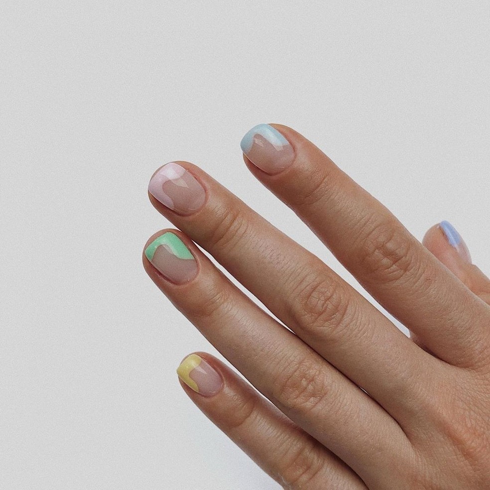 Unhas curtas (Foto: Reprodução / Instagram @solovely_nail_art) — Foto: Glamour