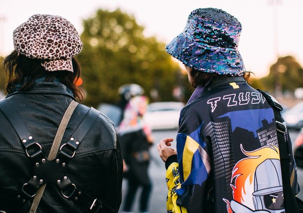 Chapéu de pescador é tendência do street style (Foto: Imaxtree) — Foto: Glamour