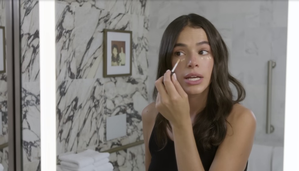 O que Bruna Marquezine faz pela manhã? Atriz abre intimidade em novo vídeo — Foto: Youtube