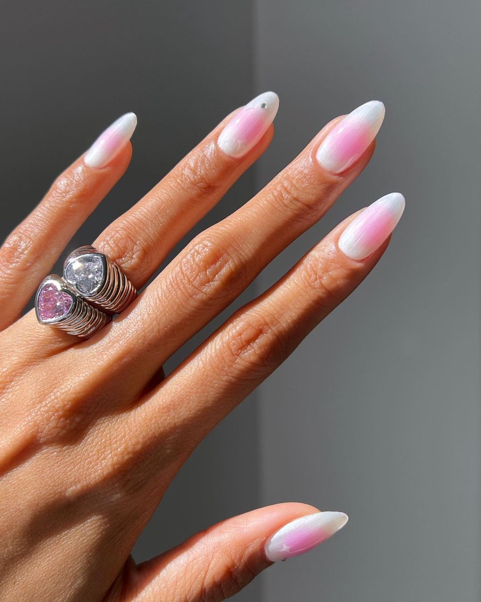 Unhas brancas com blush — Foto: Reprodução/Instagram