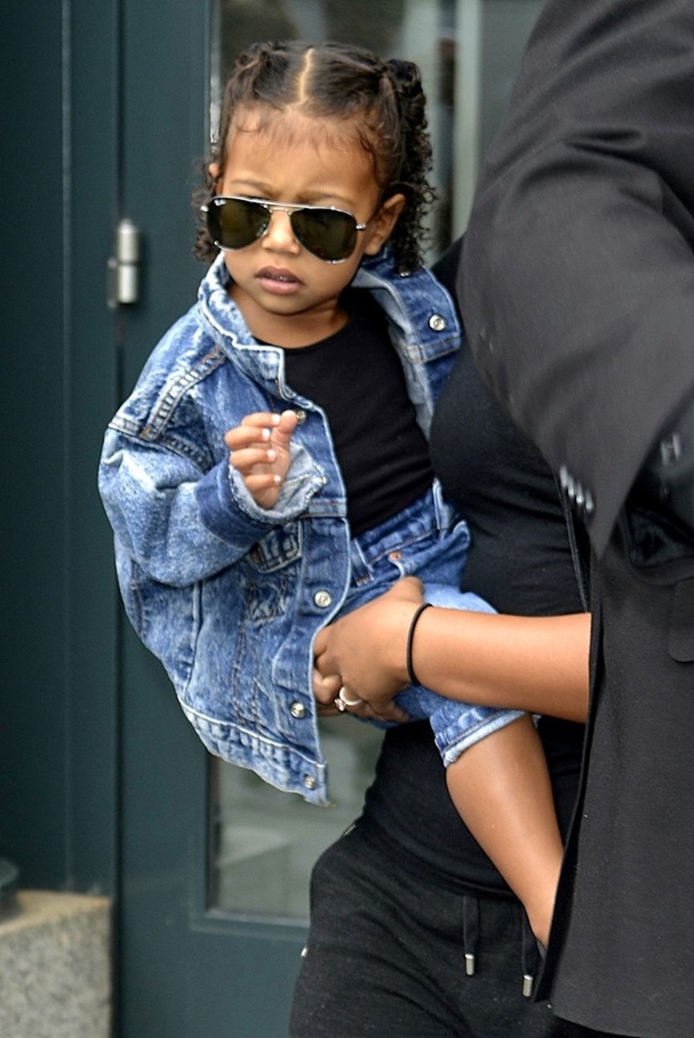 Seguindo a tendência do jeans com jeans. (Foto: AKM) — Foto: Glamour