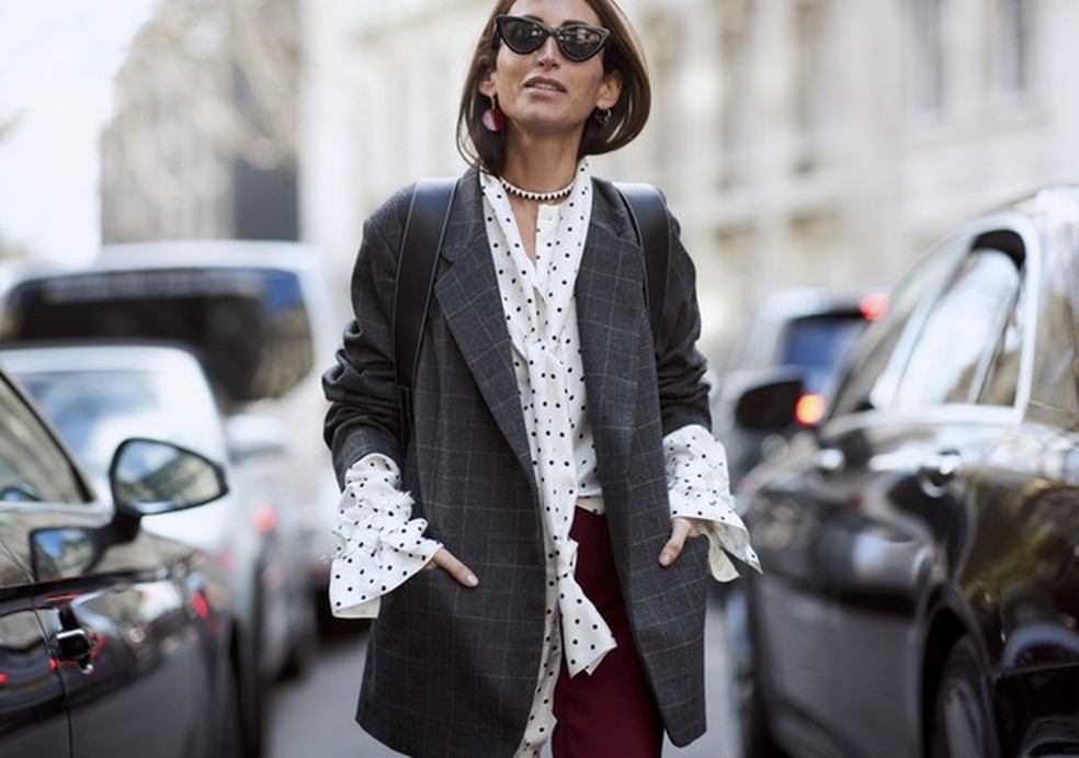 Dá para arriscar com a estampa! O blazer com risca de giz combina super com a camisa branca cheia de babados (Foto: Imaxtree) — Foto: Glamour