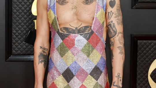 Grammy 2023: Harry Styles deixa tatuagens à mostra no tapete vermelho