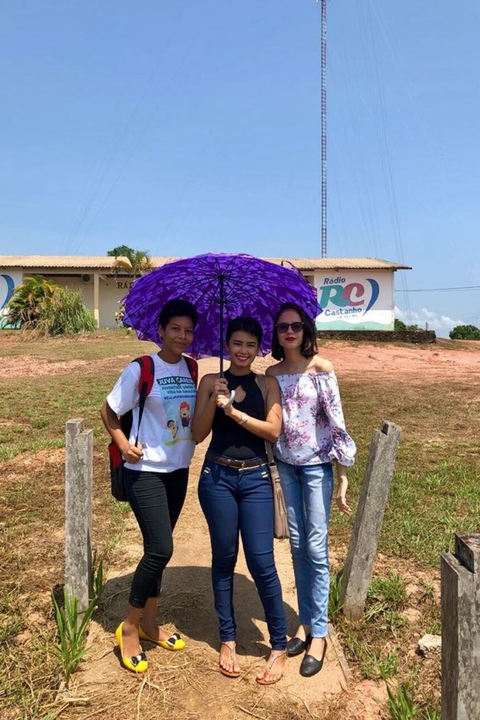 Elizane Cavalcante e as amigas à caminho da rádio de Careiro Castanho, no Amazonas (Foto: Divulgação/Mariana Sodré) — Foto: Glamour