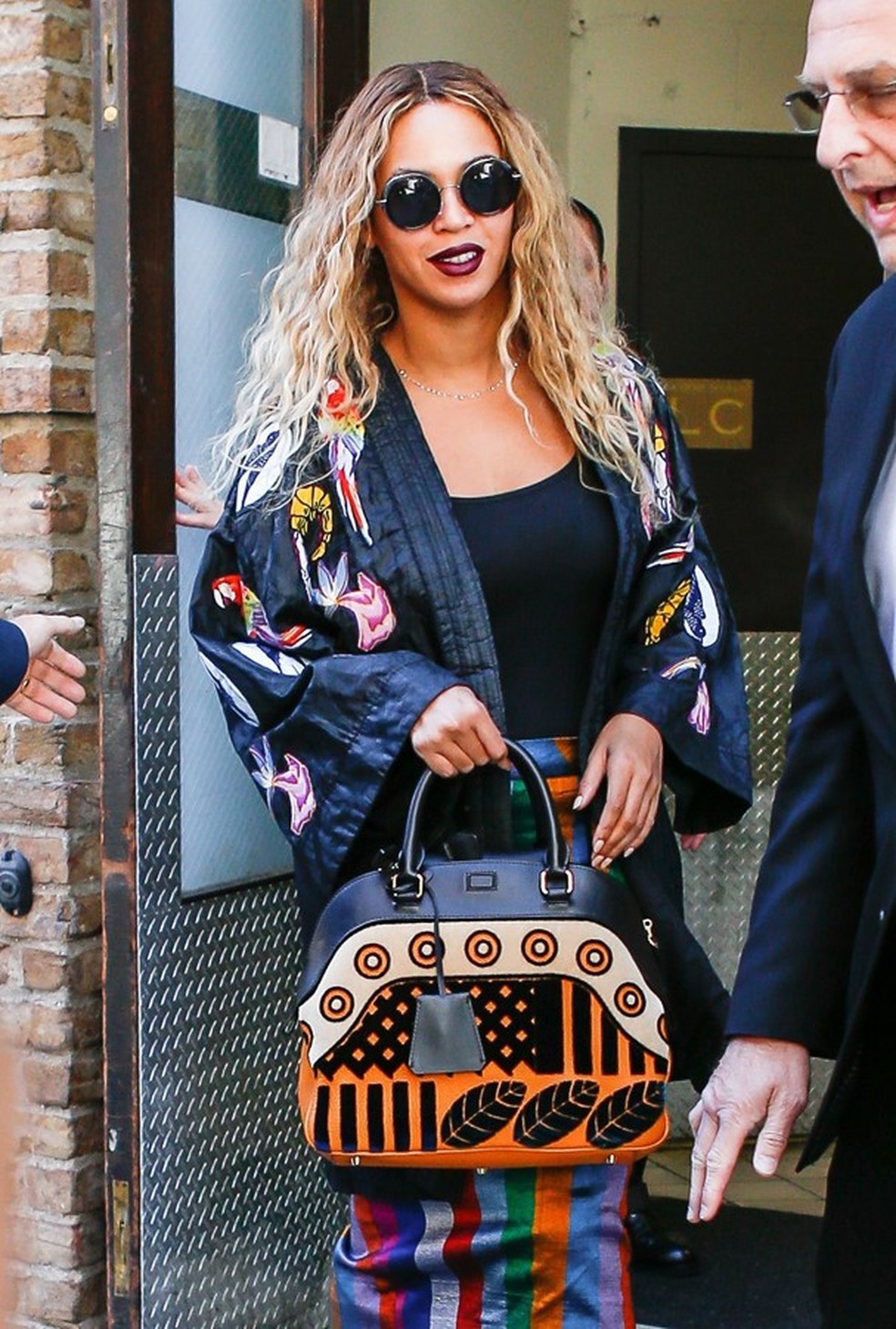 Beyoncé foi flagrada usando um quimono de couro com patches bordados (Foto: AKM) — Foto: Glamour