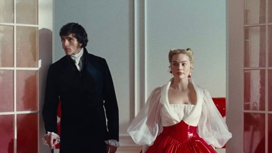 Jacob Elordi revela que surpreendeu Margot Robbie com quarto cheio de rosas no Dia dos Namorados 