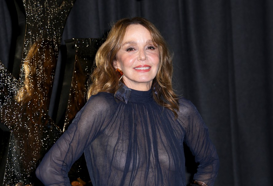 Philippine Leroy-Beaulieu, de 'Emily in Paris', apostou na transparência para o desfile de Saint Laurent