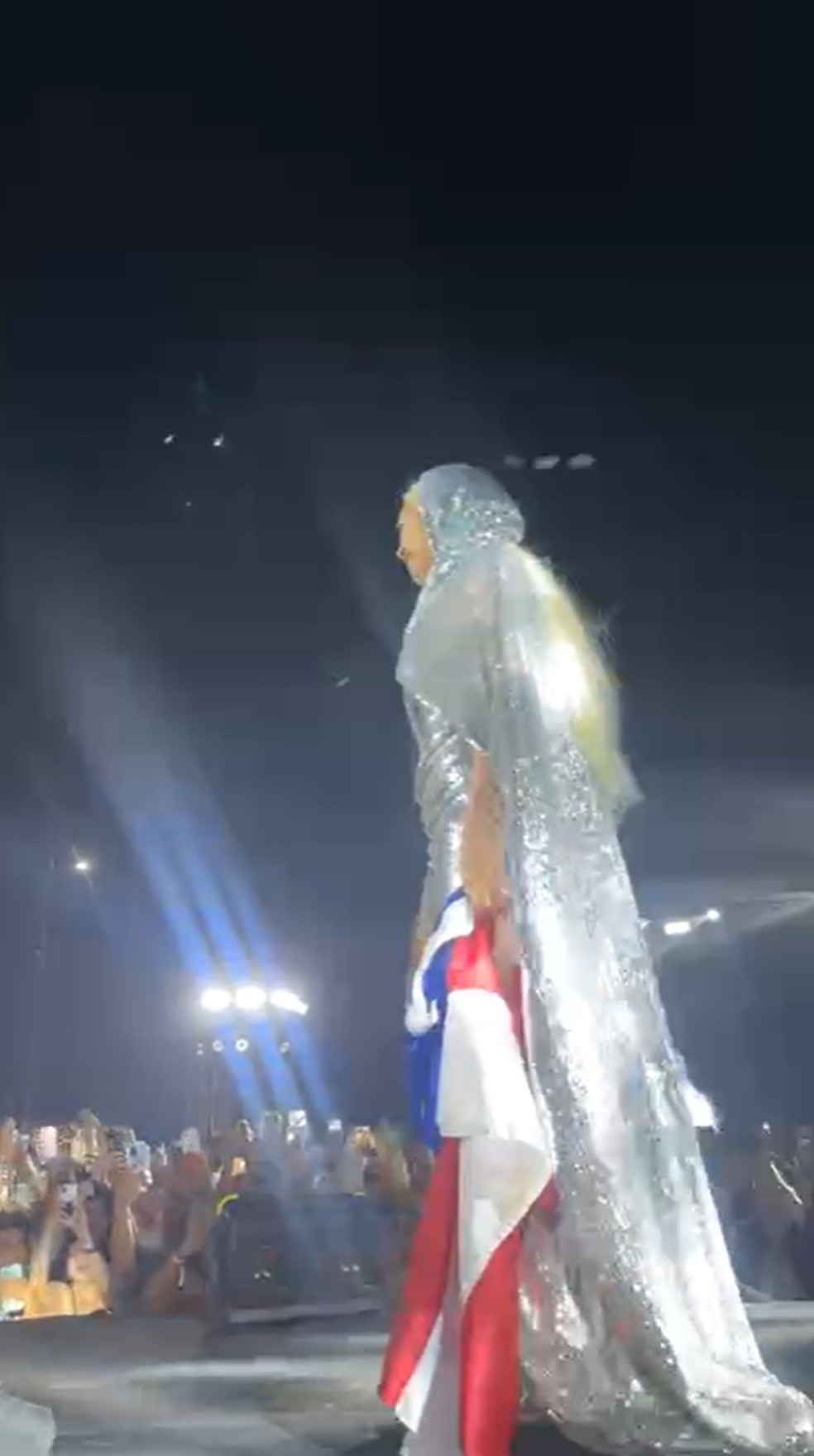 Beyoncé surge deslumbrante e sobe ao palco em festa Club Renaissance em ...