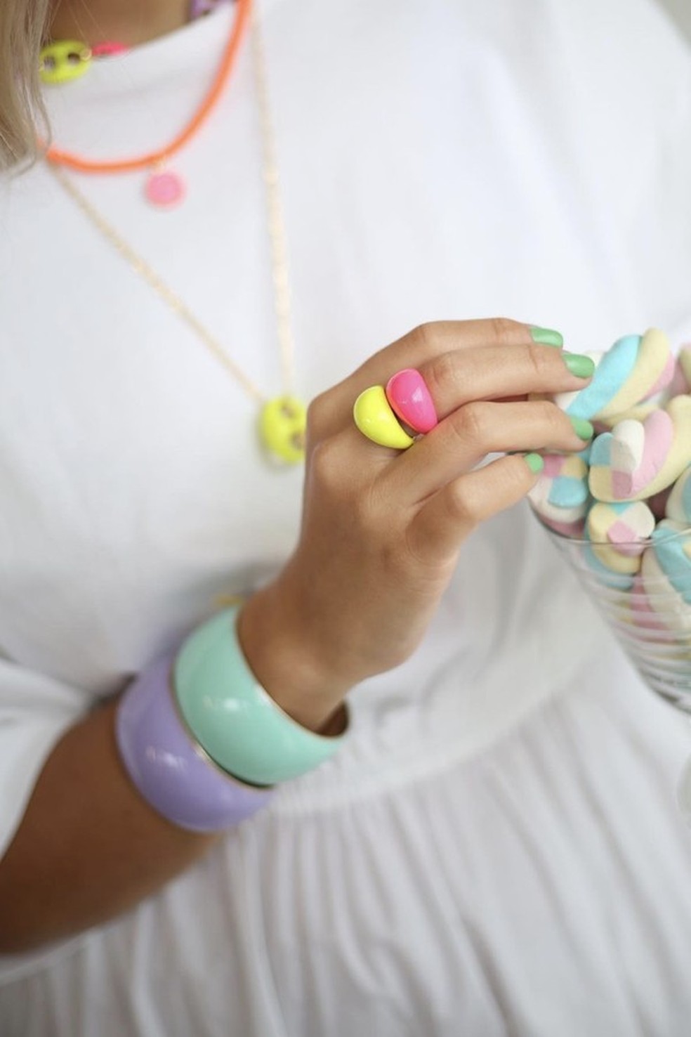 Os anéis divertidos são tendência. Inspire-se! (Foto: @tottaacessorios) — Foto: Glamour