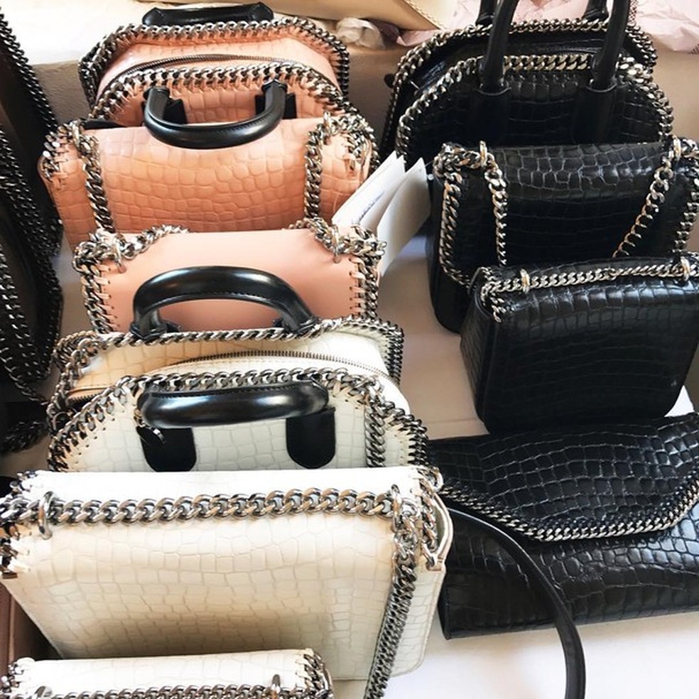 Assim como todas as peças da estilista, a bolsas-hit de Stella McCartney não usam couro animal (Foto: Instagram/Reprodução) — Foto: Glamour