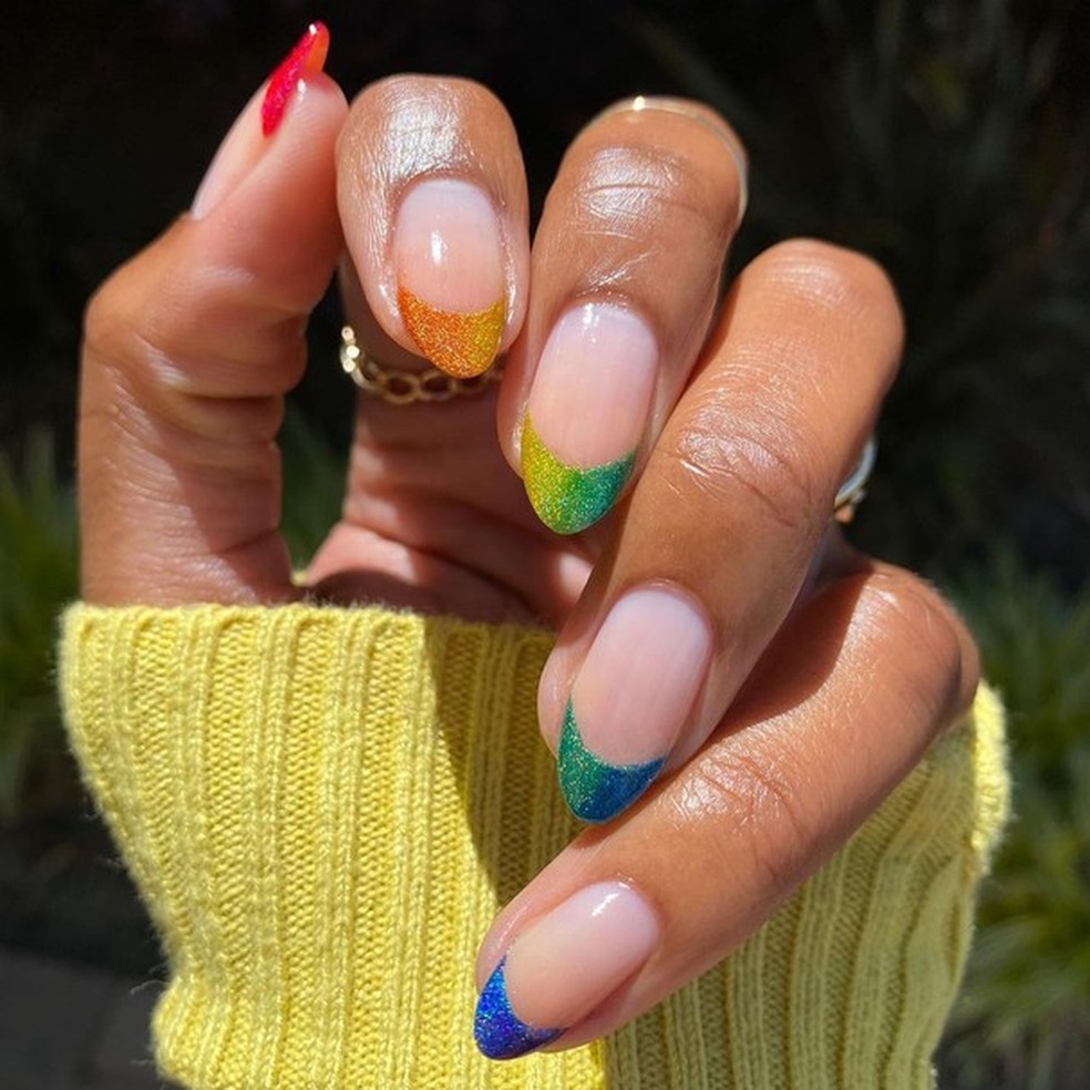 Unha Francesinha: 14 versões coloridas da nail art para se inspirar (Foto: Reprodução/ Instagram @lolo.nailedit) — Foto: Glamour