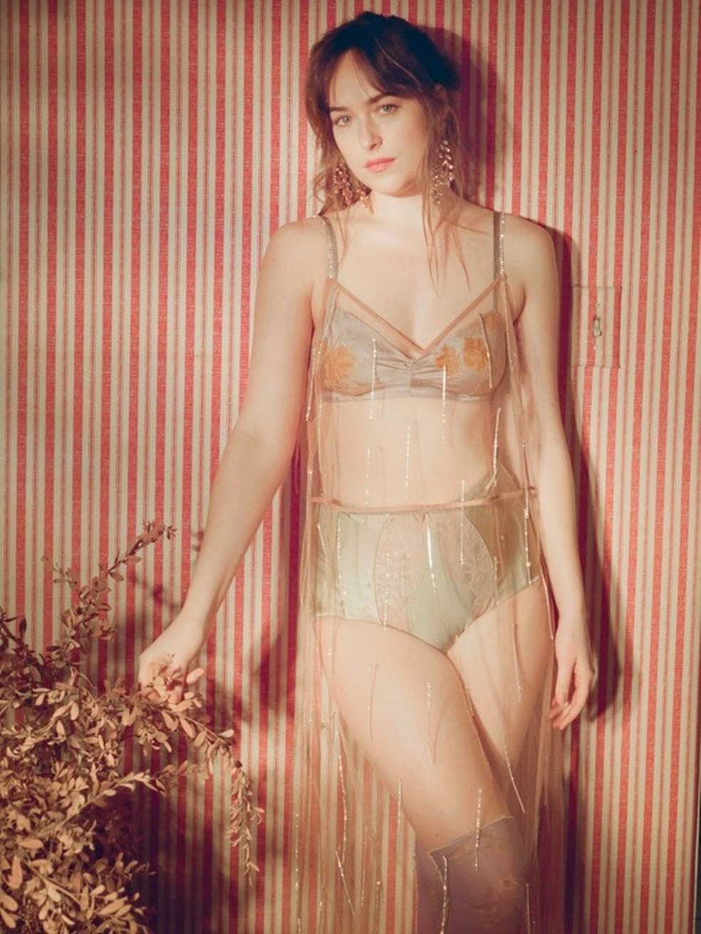 O novo nu: Dakota Johnson estrela edição especial da Allure