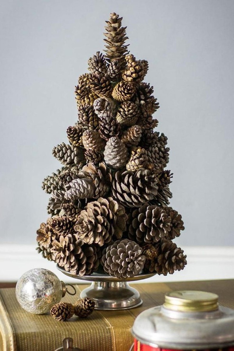 Ideias de árvore de Natal miniatura para quem não tem muito espaço em casa (Foto: Pinterest) — Foto: Glamour