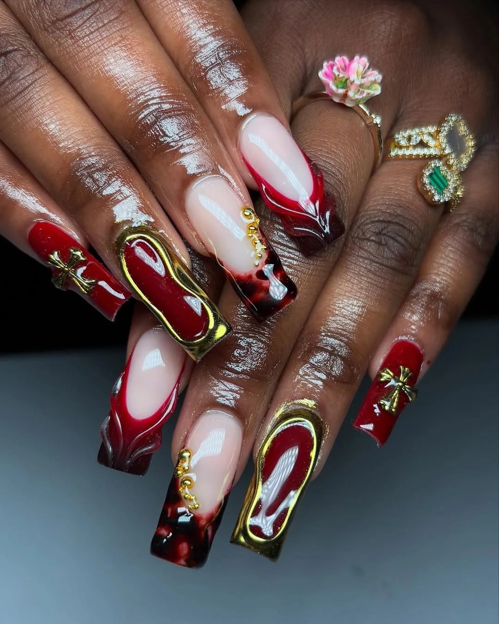 Unhas dark cherry continuam em alta em 2025 — Foto: Reprodução/Instagram