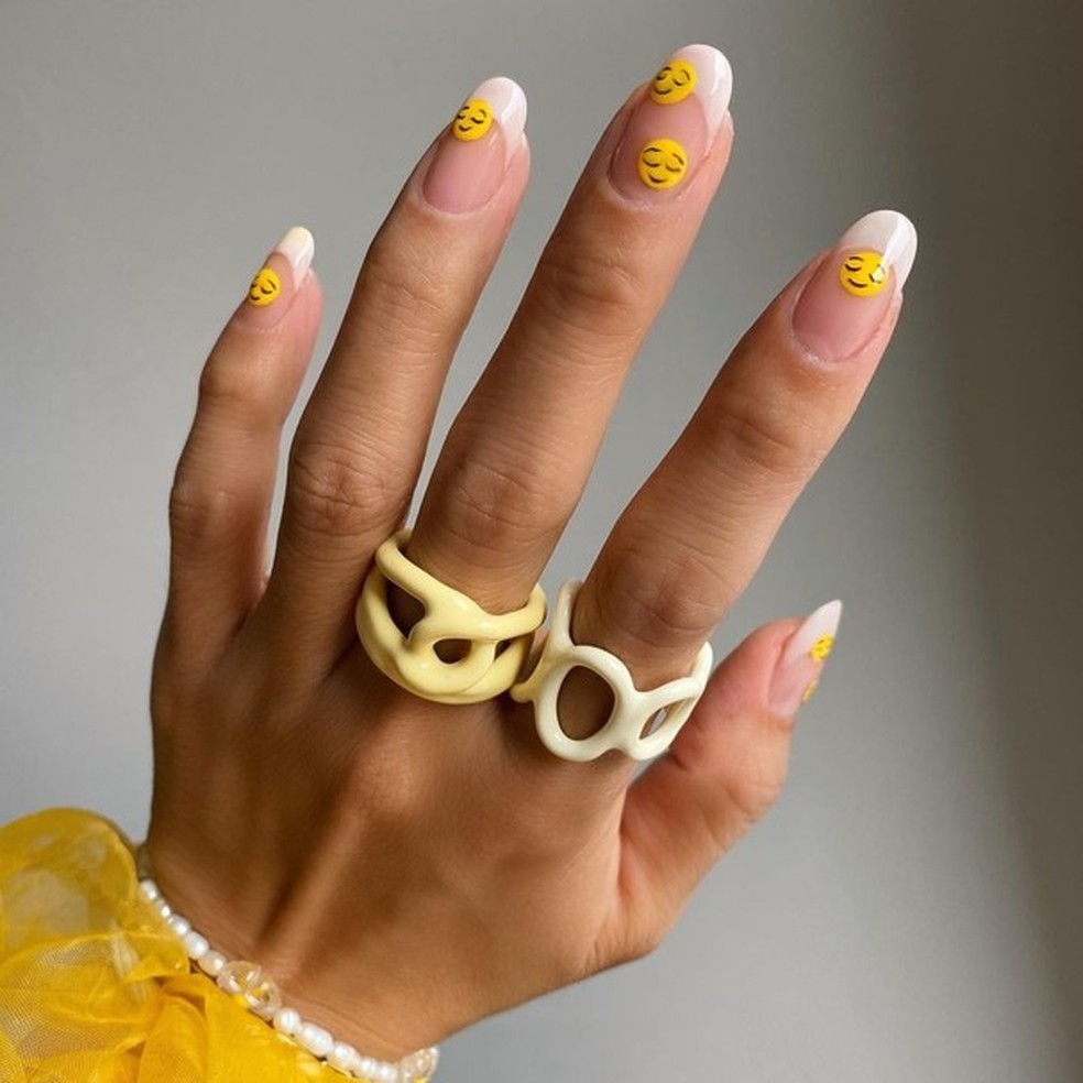 Unha Francesinha: 14 versões coloridas da nail art para se inspirar (Foto: Reprodução/ Instagram @thehangedit) — Foto: Glamour