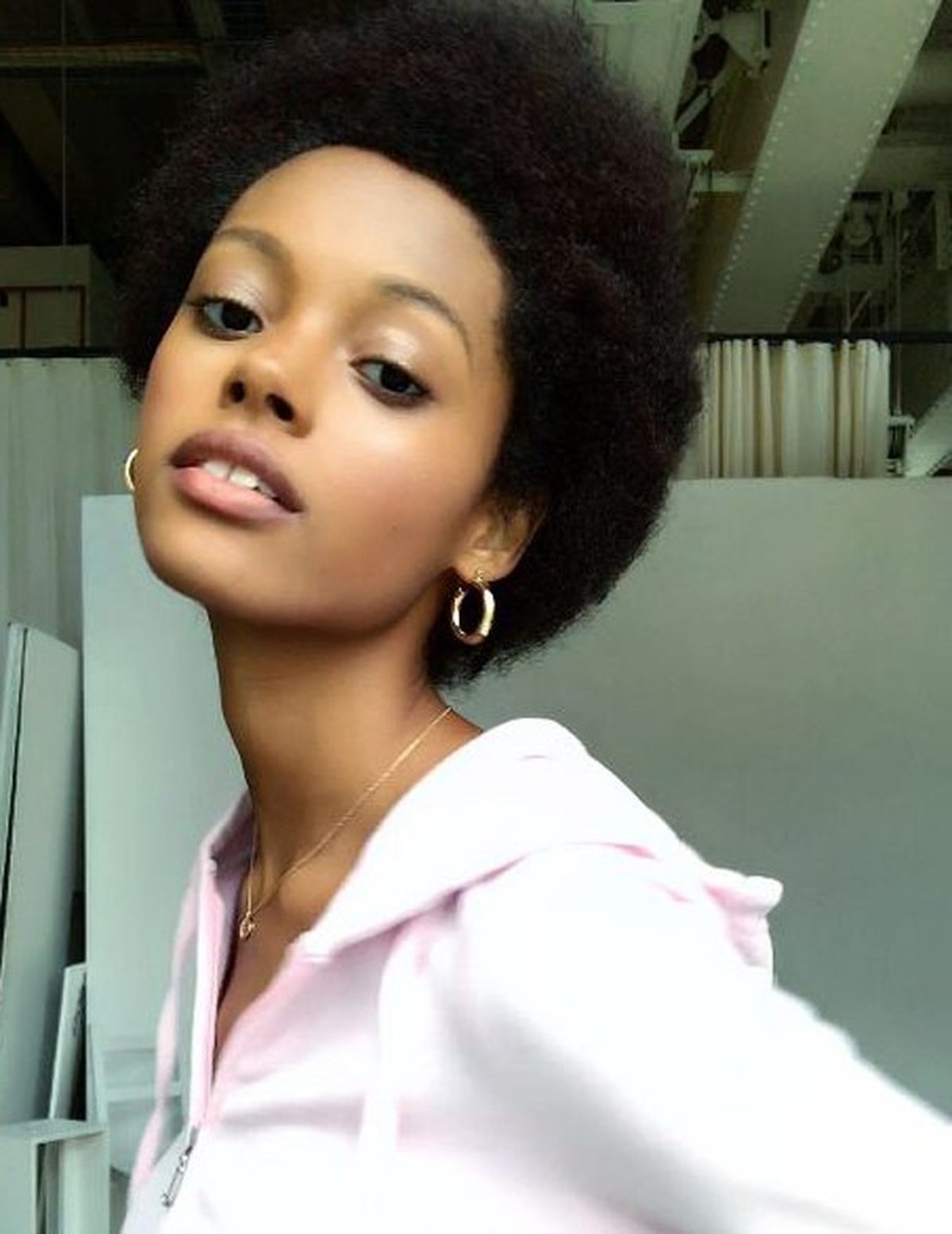 Modelo critica o racismo na indústria da moda: 'frustrada'