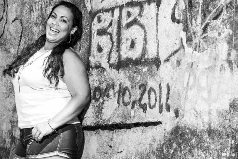 Num dos muros da favela, o apelido da ex "Baronesa do Tráfico" está pichado para registrar o quanto ela foi (e é) marcante na história da Rocinha (Foto: Alex Santana) — Foto: Glamour