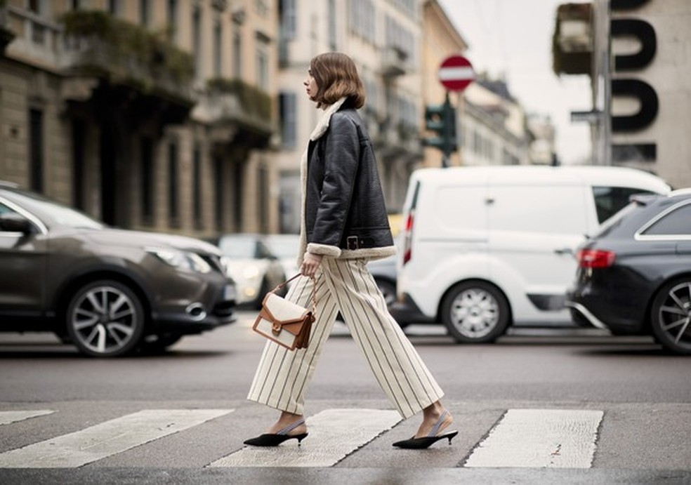 Combinação chic com o sapato hit da Dior e jaqueta de couro (Foto: Imaxtree) — Foto: Glamour