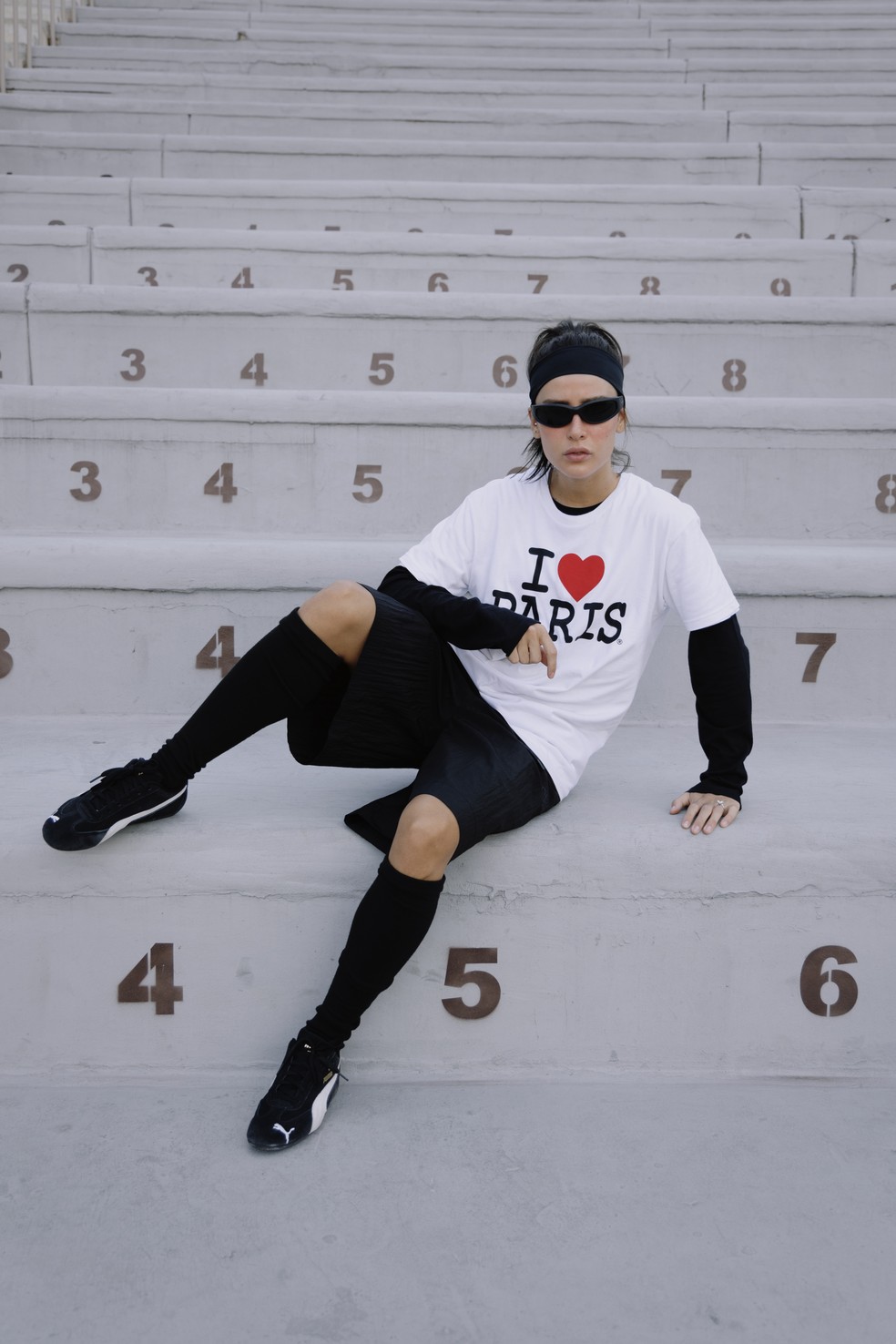 A influenciadora Livia Nunes escolheu o modelo preto para compor seu look — Foto: Divulgação