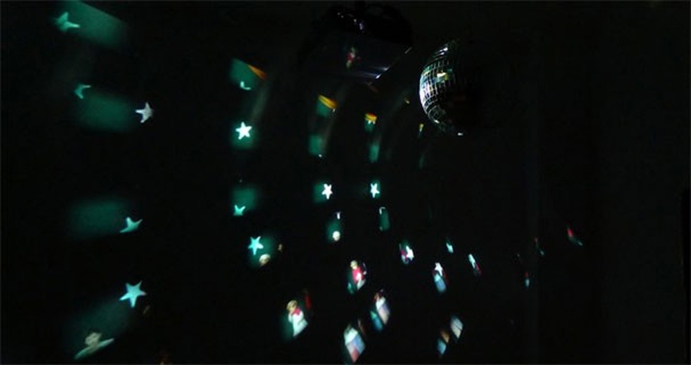 A obra Jukebox, de Lea Van Steen, que projeta vídeos da web pelo globo de espelhos (Foto: Divulgação) — Foto: Glamour