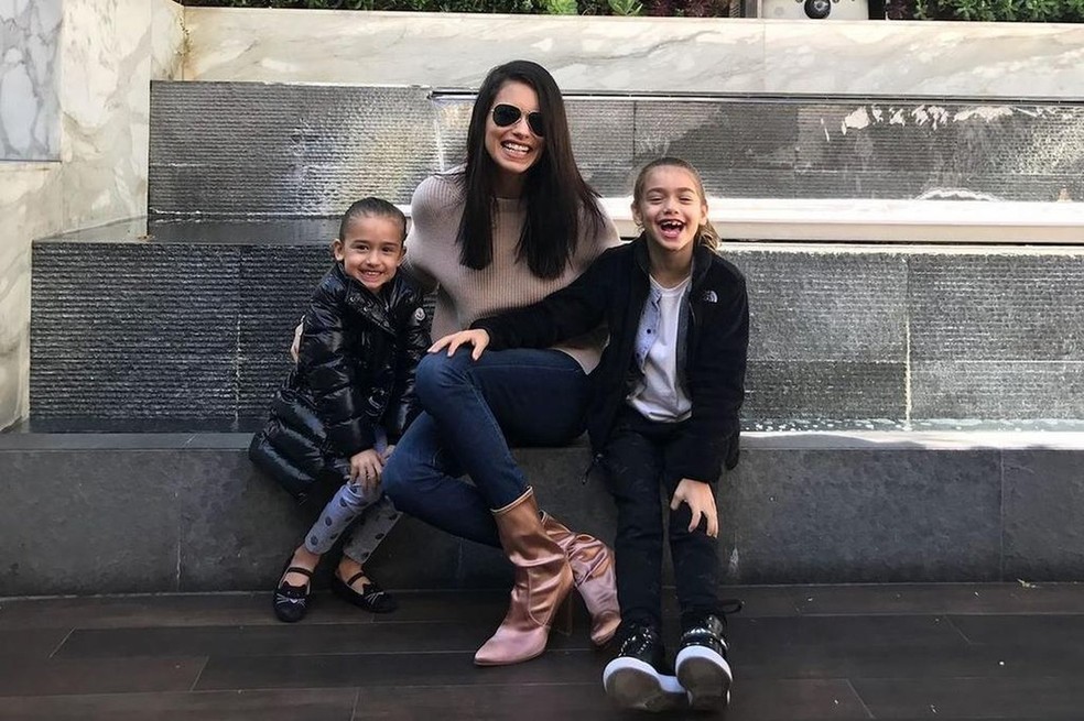 Adriana Lima e as filhas Valentina e Sienna — Foto: Instagram