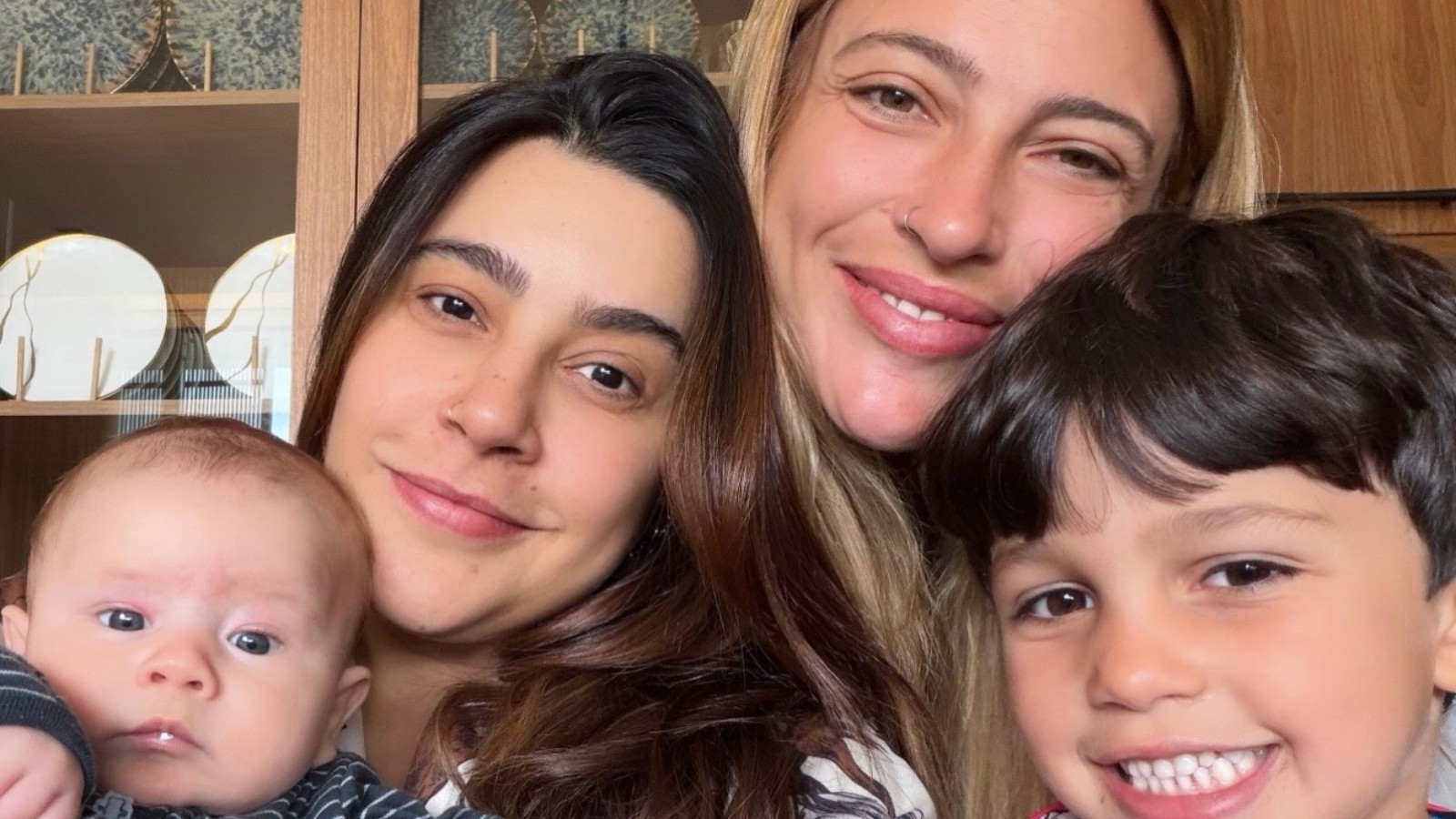 Lauana Prado e Tati Dias encantam ao mostrar família reunida