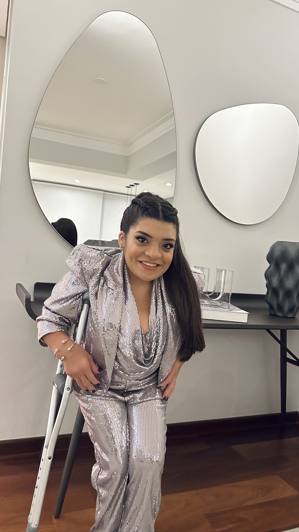 Pequena Lô aposta em look prateado para receber prêmio Jovem Brasileiro
