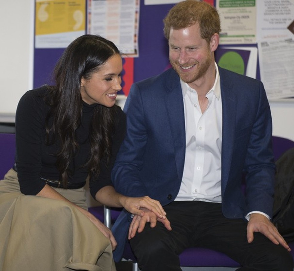 NOTTINGHAM, ENGLAND - DECEMBER 01: Prince Harry and his fiancee US actress Meghan Markle visit Nottingham Academy on December 1, 2017 in Nottingham, England. Prince Harry and Meghan Markle announced their engagement on Monday 27th November 2017 and will (Foto: Getty Images) — Foto: Glamour