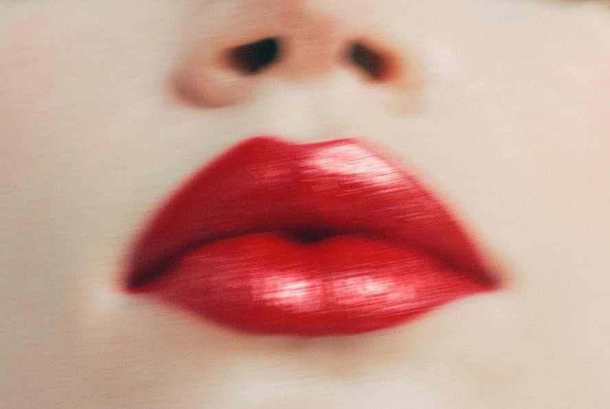 Lip tint como contorno labial: o truque viral para lábios definidos e marcados