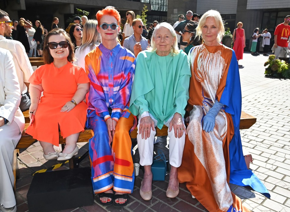 Sinéad Burke, Sandy Powell, Vanessa Redgrave e Joely Richardson na Roksanda — Foto: glamour
