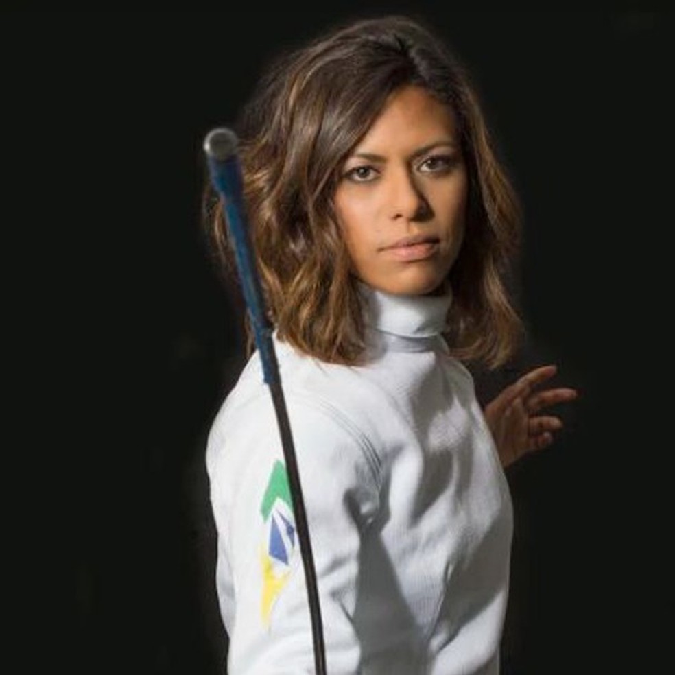 Brasileira troca a moda pela esgrima e se torna destaque mundial no esporte