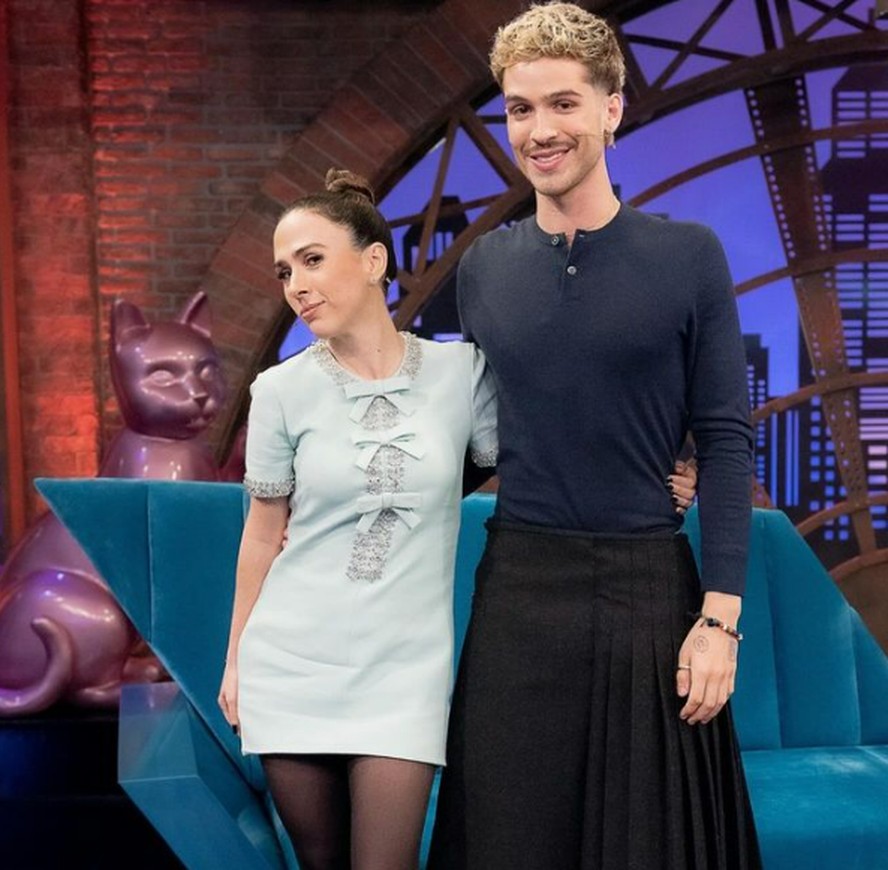 João Guilherme chama atenção ao surgir de saia e calça para o 'Lady Night'